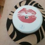 Libre con pegatina y Rocktape